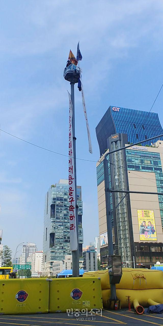 잠긴 글: 클리나멘, 자유의지와 저항의&nbsp;행진